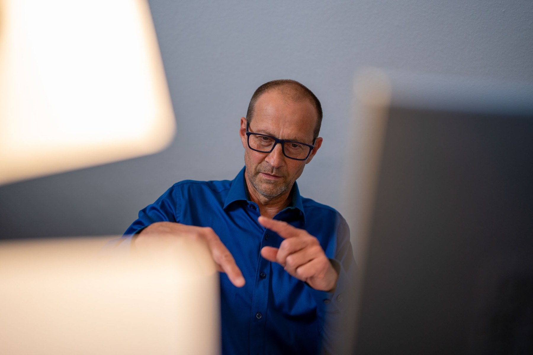 Thomas Carlsen bei konzentrierter Arbeit in einem Coaching- oder Workshopkontext